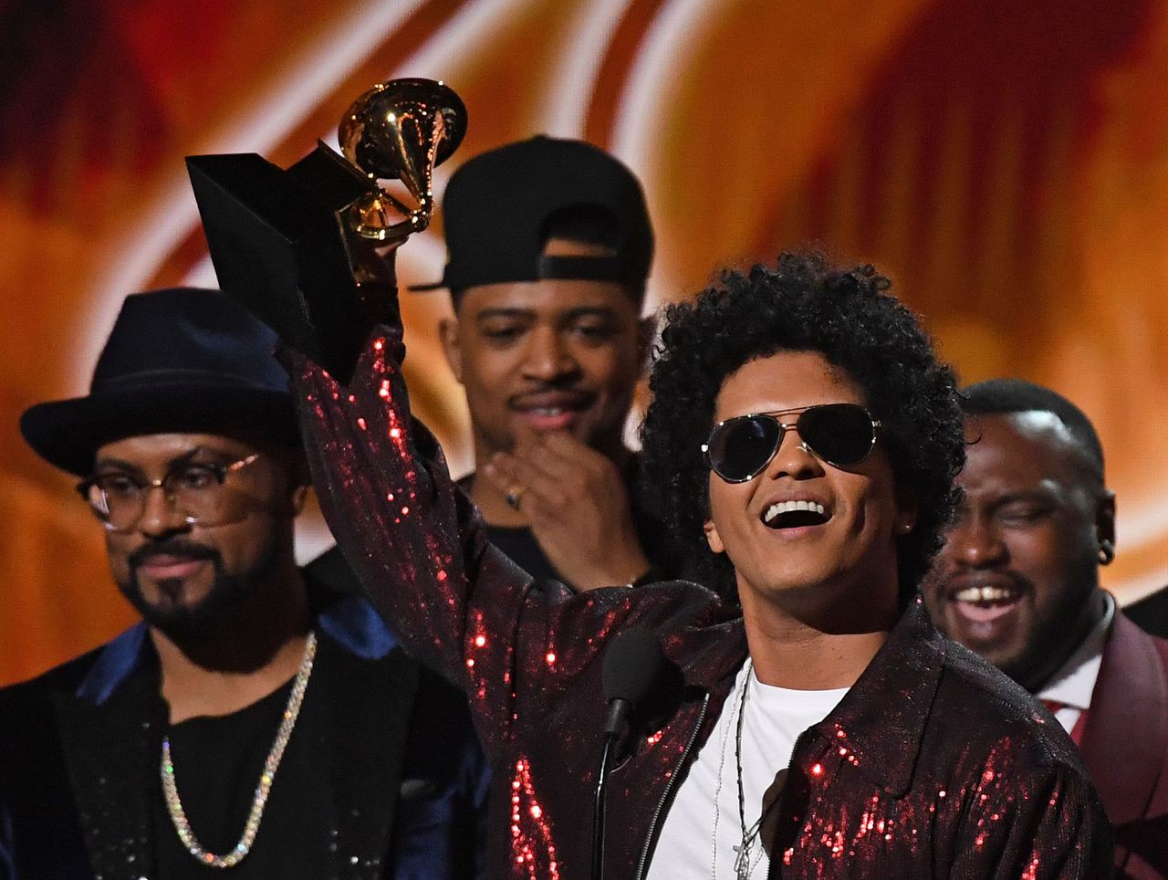 Bruno Mars neemt de Grammy in ontvangst voor het album van het jaar '24K Magic'.