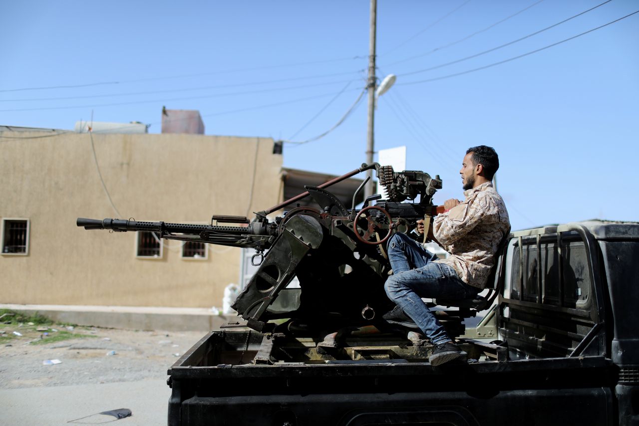 Een lid van een overheidsgezinde militie in Tripoli.