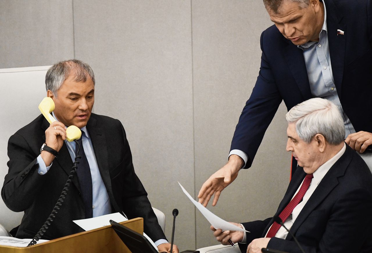 Begrotingsoverleg in de Doema in oktober. Volgens voorzitter Volodin (links) was het ‘de moeilijkste begroting van de afgelopen jaren. Het tekort bedraagt 100 miljard euro.