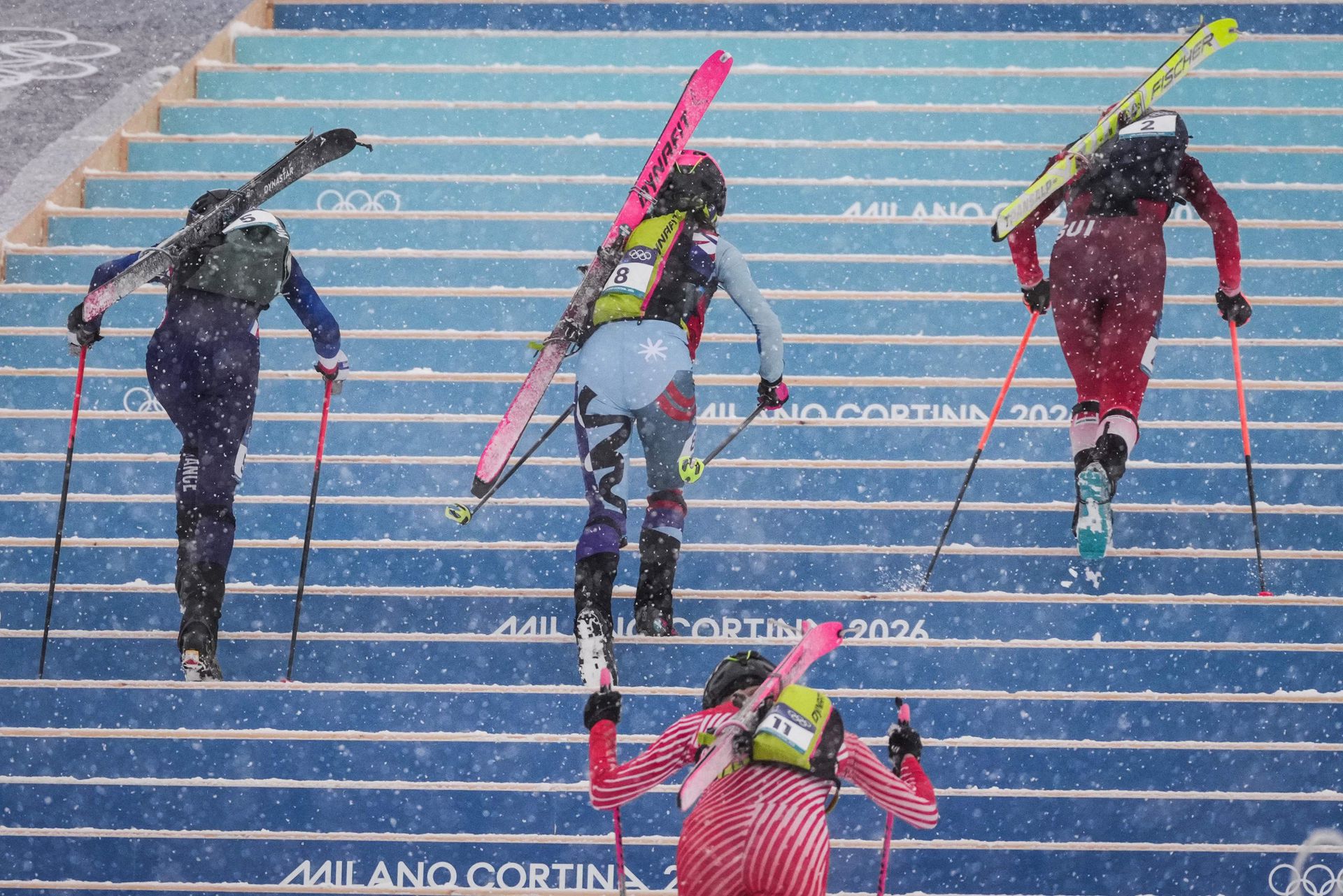 Margot Ravinel (Francia), Marianna Jagercikova (Eslovaquia), Johanna Hiemer (Austria) y Marianne Fatton (Suiza) suben las escaleras en la carrera de spinning femenina.