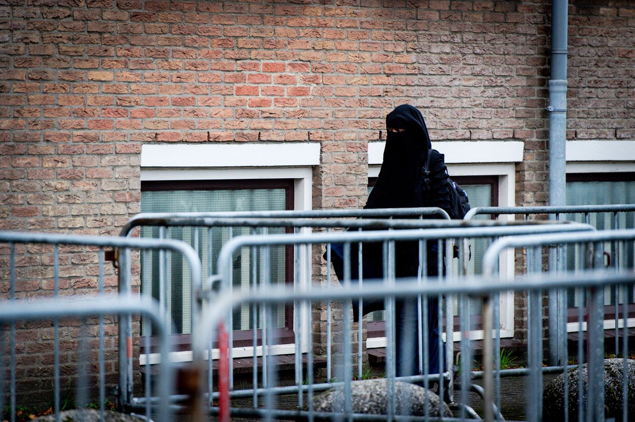 Een vrouw arriveert bij de speciaal beveiligde rechtszaal in Schiphol.