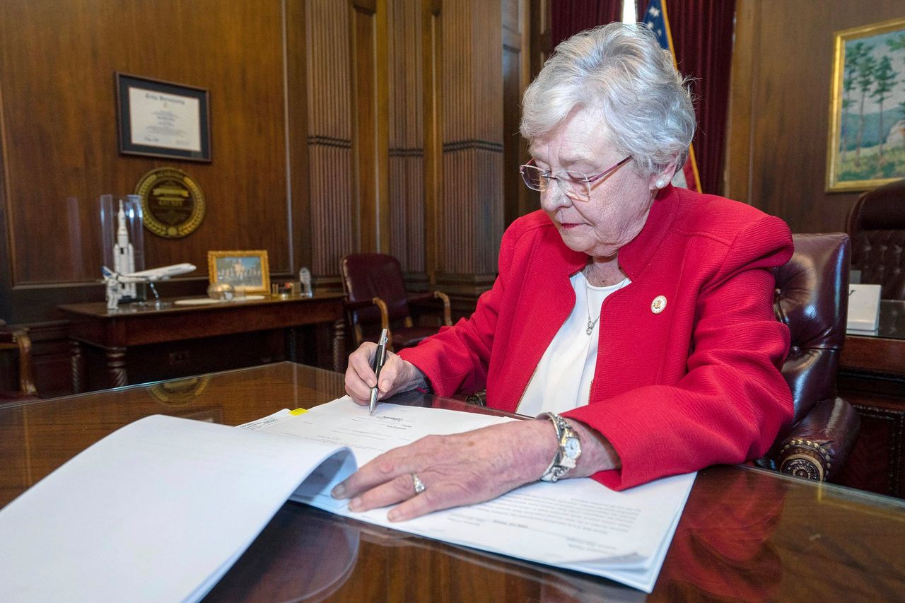De gouverneur van Alabama, Kay Ivey, zette in mei haar handtekening onder de strenge abortuswetgeving die de conservatieve staat wil invoeren.