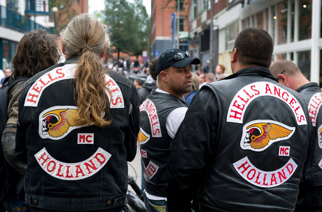 Leden van motorclub Hells Angels in 2011 op het Waterlooplein in Amsterdam.