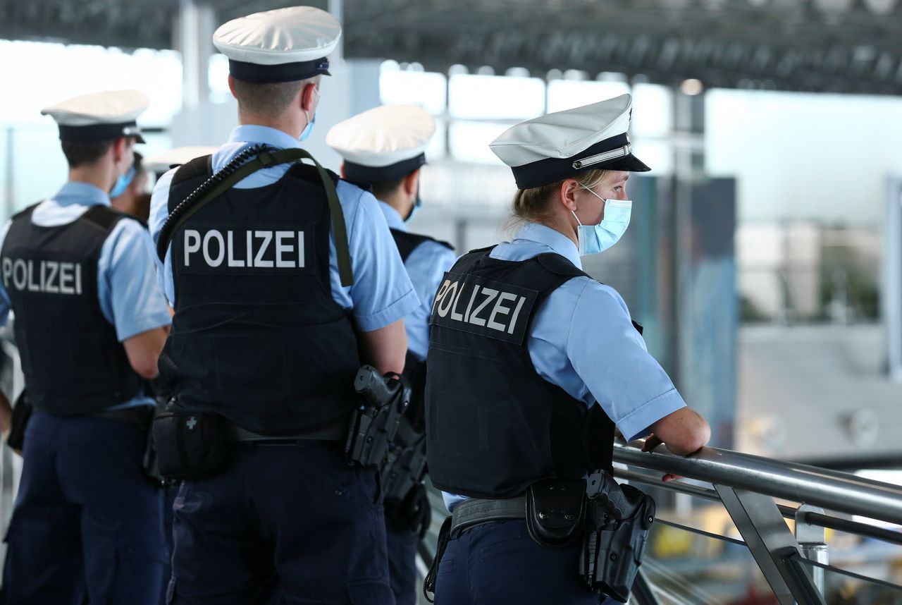 Duitse politiemensen in Frankfurt. Archiefbeeld.
