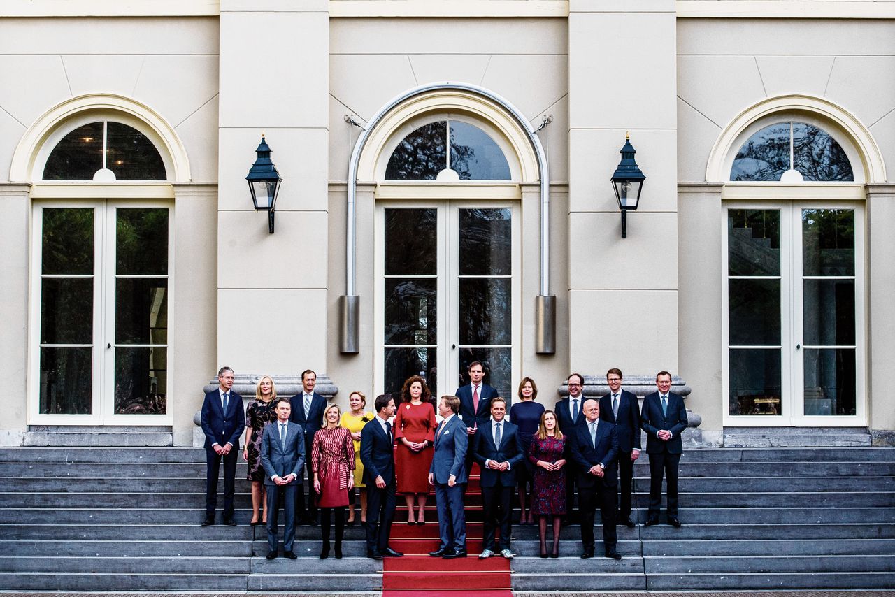 Het kabinet-Rutte III op het bordes van Paleis Noordeinde na de beëdiging eind oktober 2017.