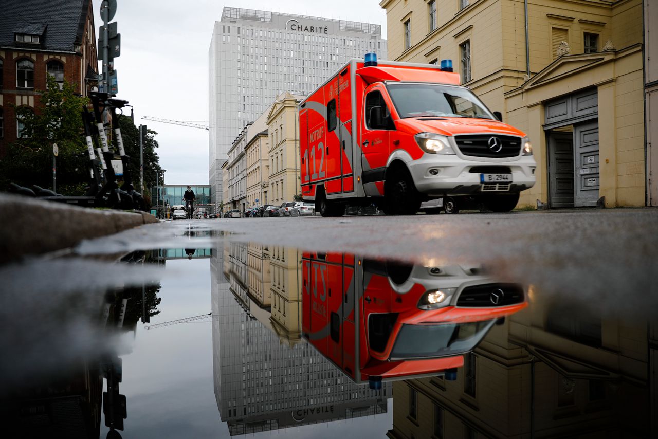 Een ambulance staat klaar voor het academisch ziekenhuis waar Navalny is opgenomen.