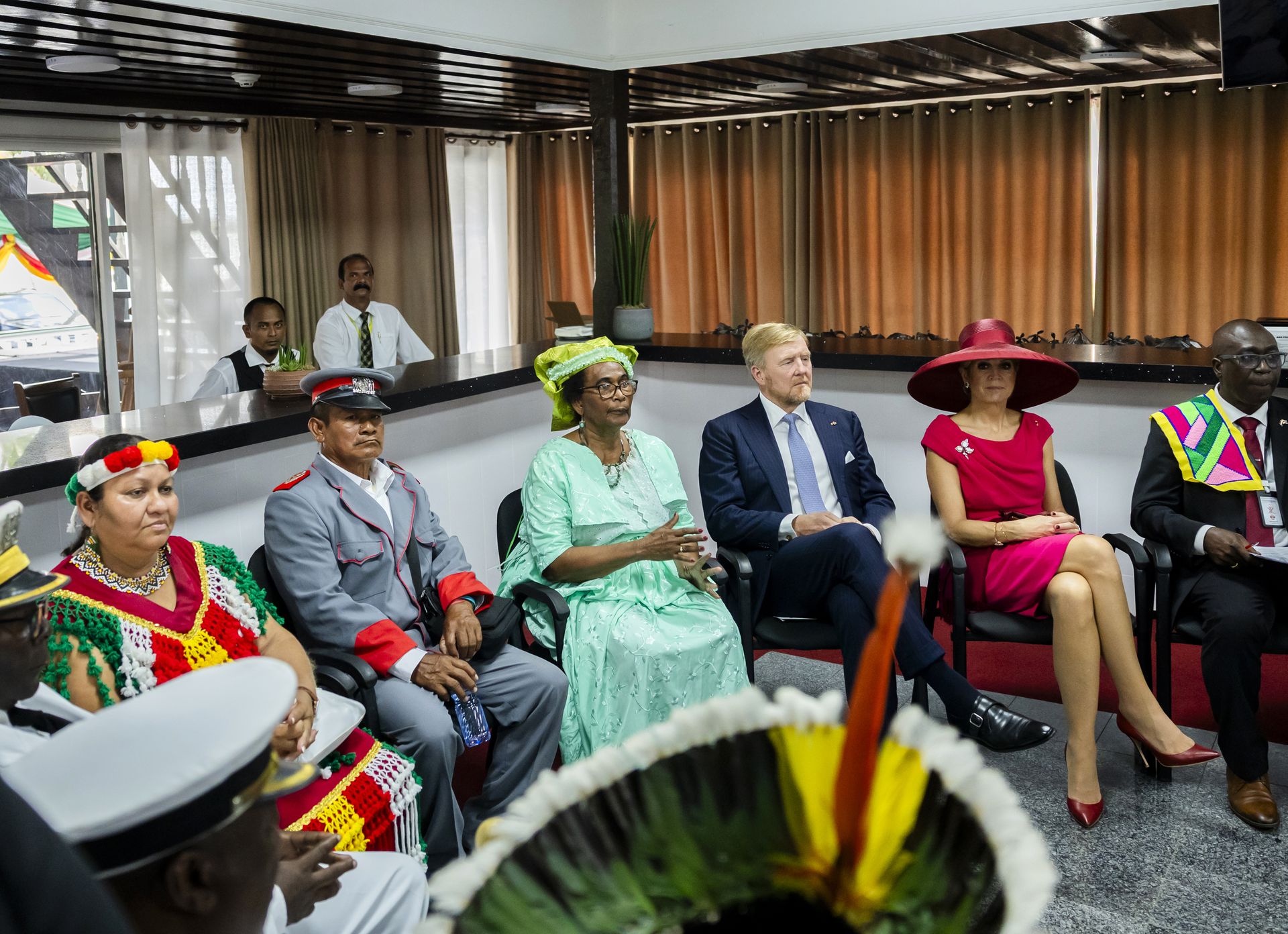 El rey Willem-Alexander y la reina Máxima durante una discusión grupal con representantes de descendientes de pueblos esclavizados y comunidades indígenas en Surinam.