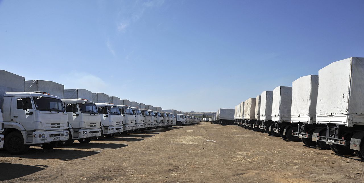 Vrachtwagens van het reeds aangekondigde tweede konvooi vorige week bij een laadpunt in Rostov.