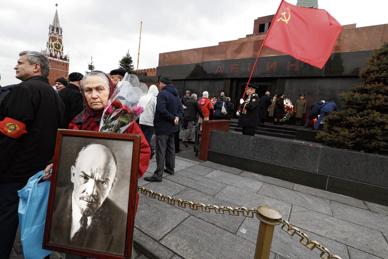 Leden van de Communistische Partij bij Lenins mausoleum, 2017