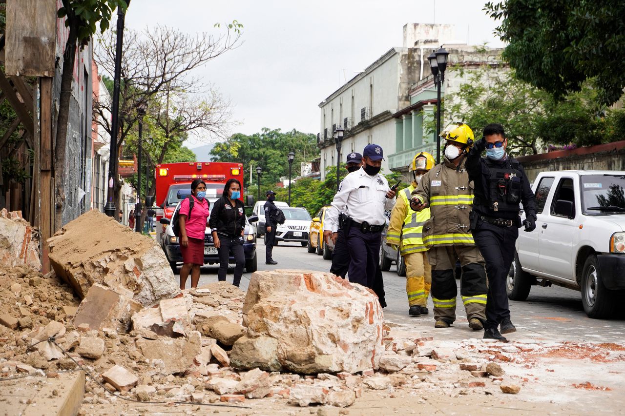 Een ingestorte muur in de door een zware aardbeving getroffen Mexicaanse regio Oaxaca.
