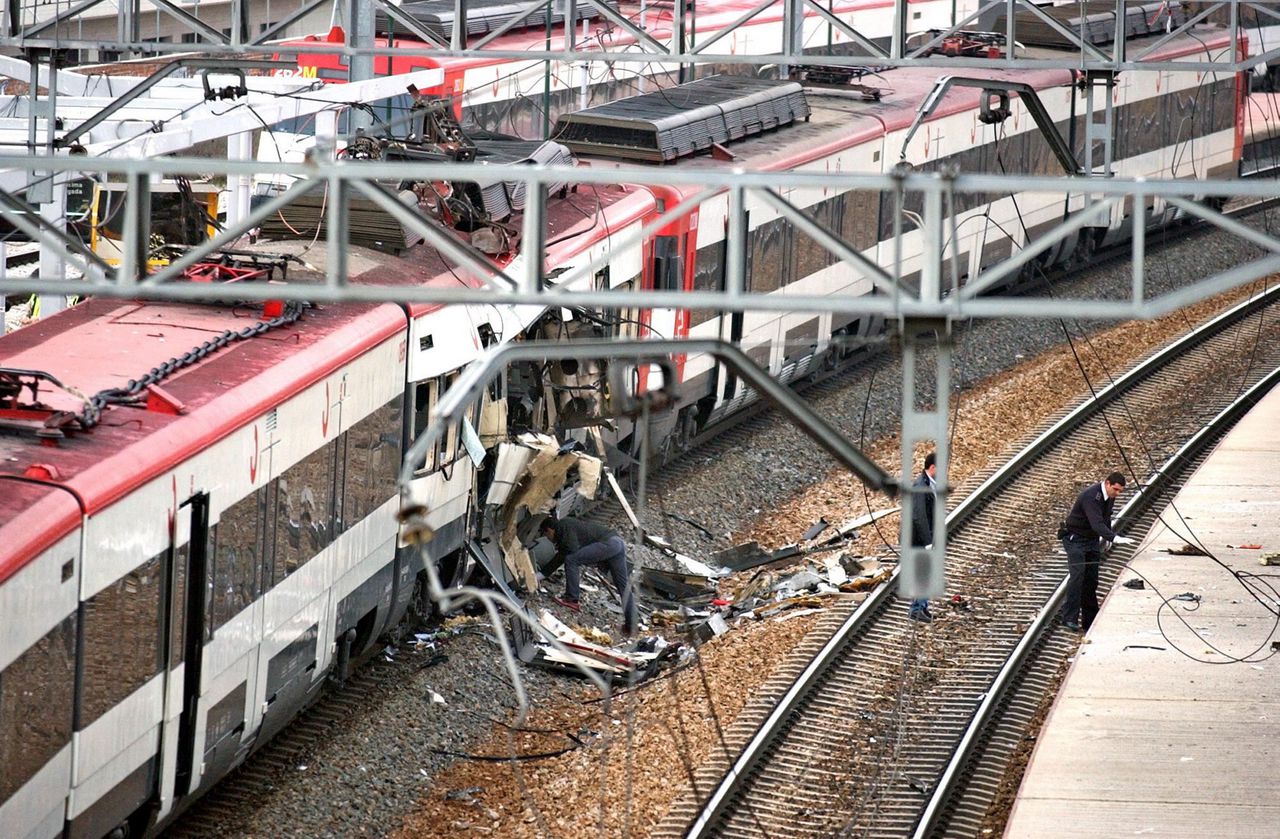 Een plaats delict van de aanslag in Madrid wordt onderzocht. In totaal ontploften in vier treinen bommen en kwamen bijna tweehonderd mensen om het leven. De aanslag was de aanleiding tot twee blijvende veranderingen in de terrorismebestrijdingsmachinerie.