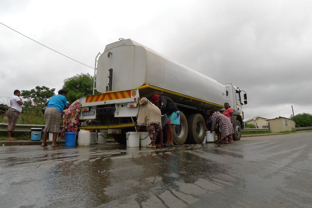 Een tankwagen brengt drinkwater in de township Inanda, bij Durban.