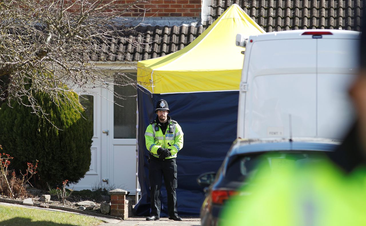 Britse politie doen onderzoek bij het huis van de voormalige Russische dubbelspion Sergej Skripal in Salisbury.
