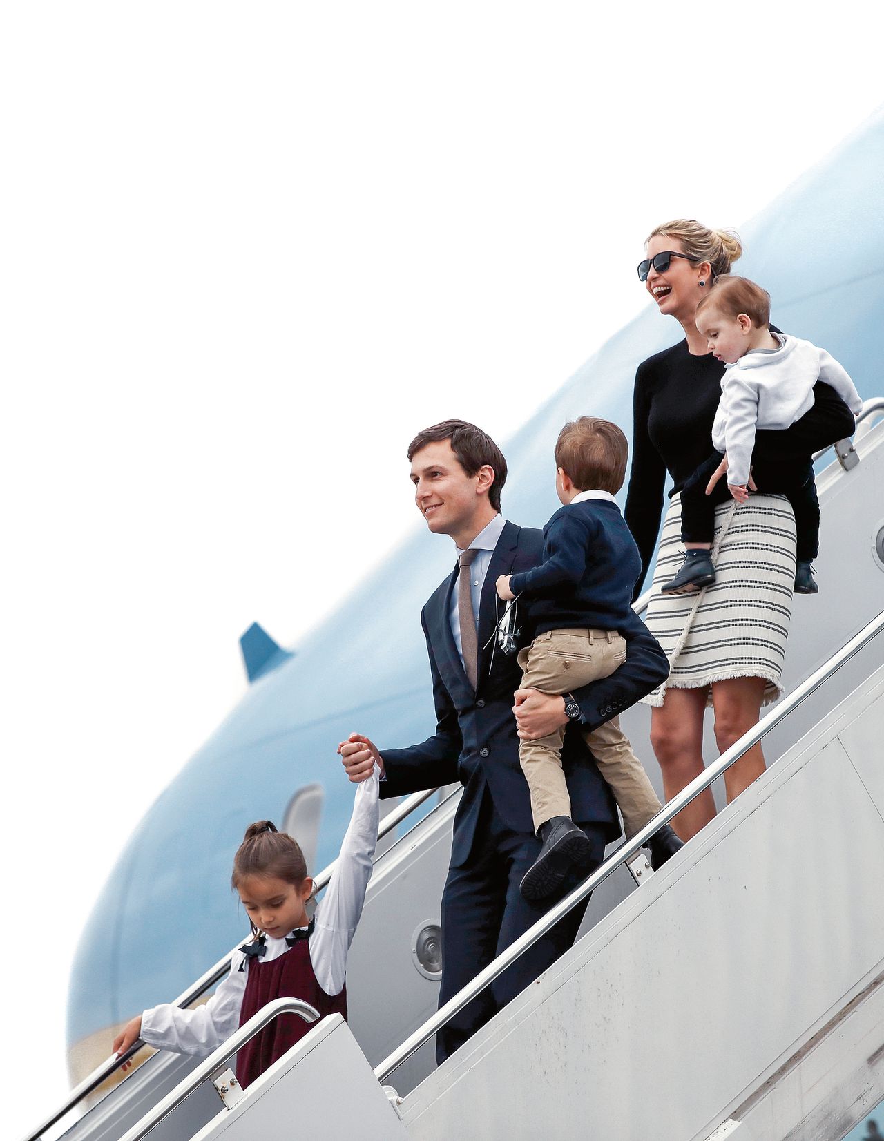 Ivanka Trump, in een rok van haar eigen merk, stapt met man en kinderen uit de Air Force One.