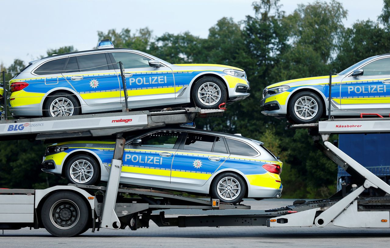 Duitse politieauto's op archiefbeeld. Er loopt een onderzoek naar de verspreiding van extreem-rechts materiaal door politiemensen in Noordrijn-Westfalen.