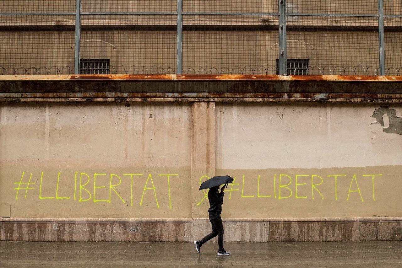 Tekst op een muur in Barcelona eist ‘llibertat’ – Catalaans voor ‘vrijheid’ – voor de leiders van de opstand die sinds oktober 2017 in de gevangenis zitten, en voor de regio Catalonië