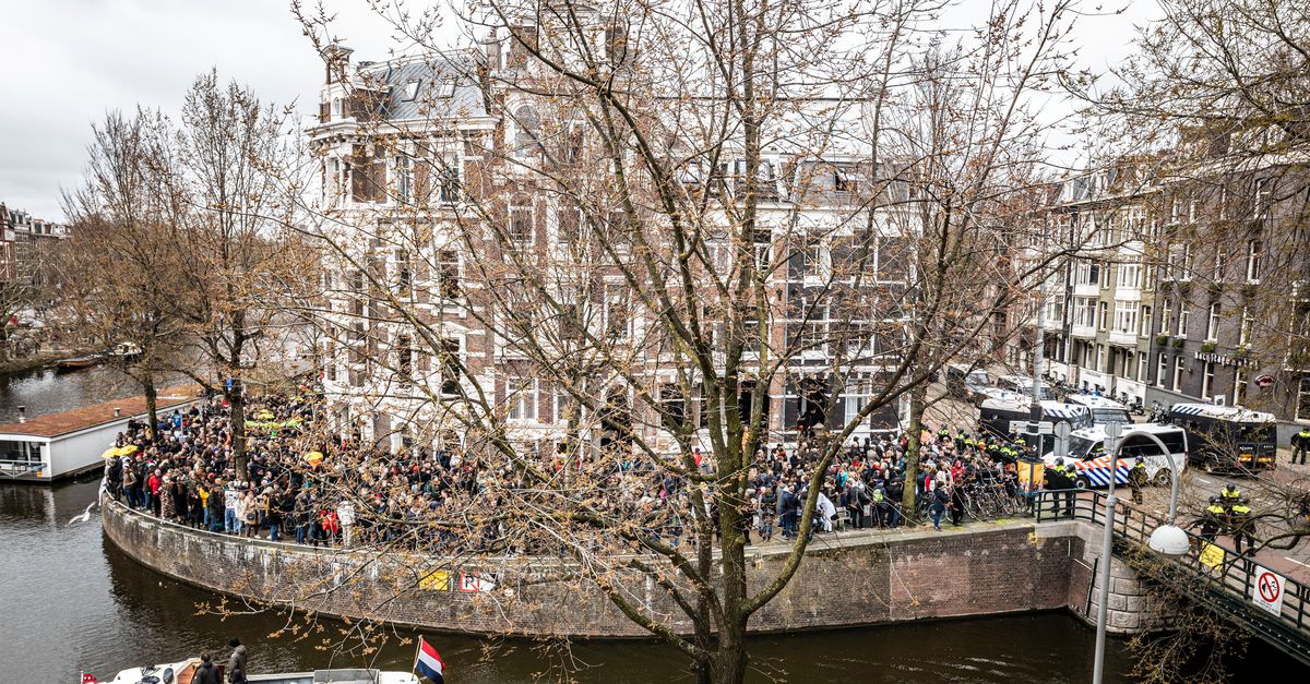 Baretten en witte jassen op het Amsterdamse Museumplein Coronaprotest Op het Museumplein in Amsterdam vormden ‘veteranen' op zaterdag een buffer tussen demonstranten en de politie.