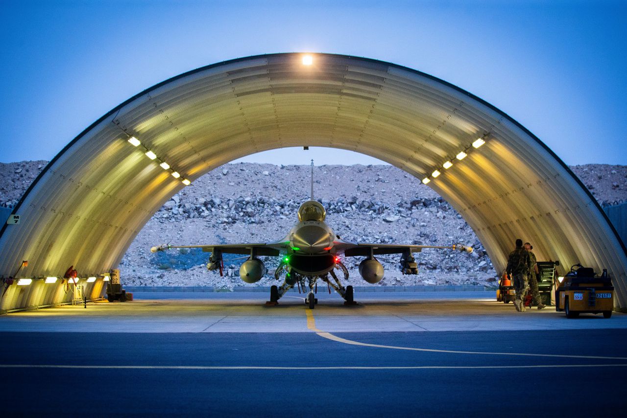 Een Nederlandse F-16 in Jordanië, van waaruit de aanvallen op Irak werden uitgevoerd.