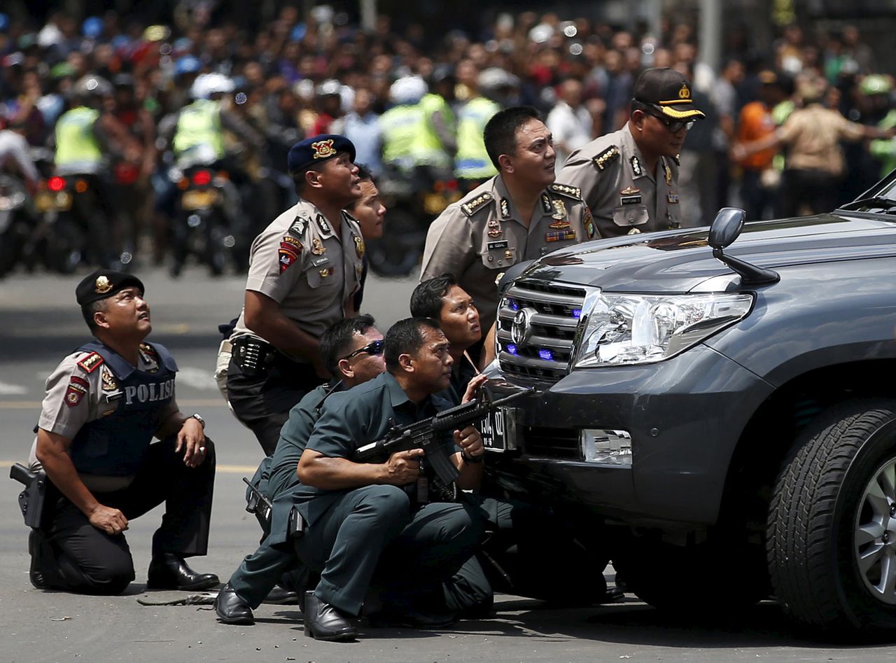 Agenten na de aanslag in het centrum van Jakarta.