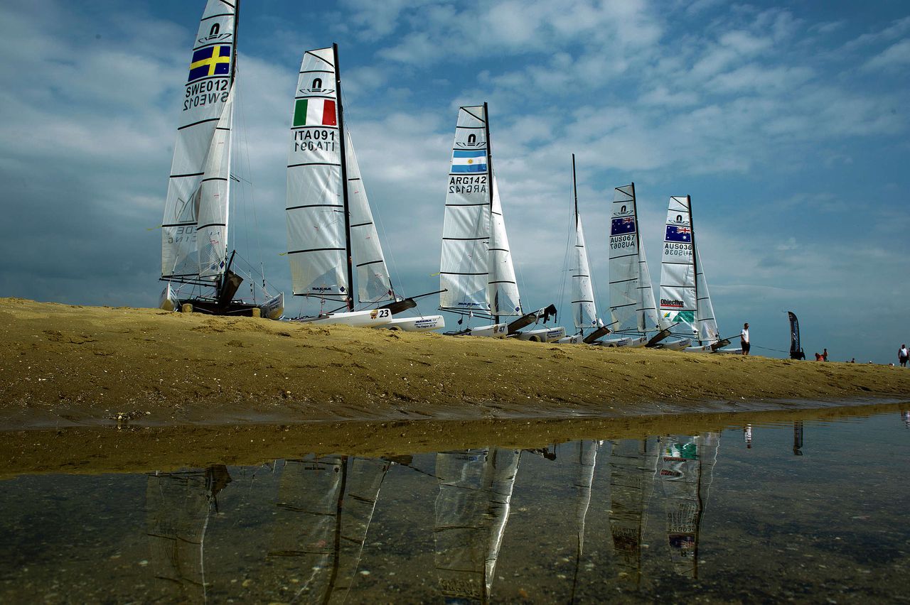 Bij gebrek aan wind gingen de catamarans op het WK in Scheveningen weinig het water op.