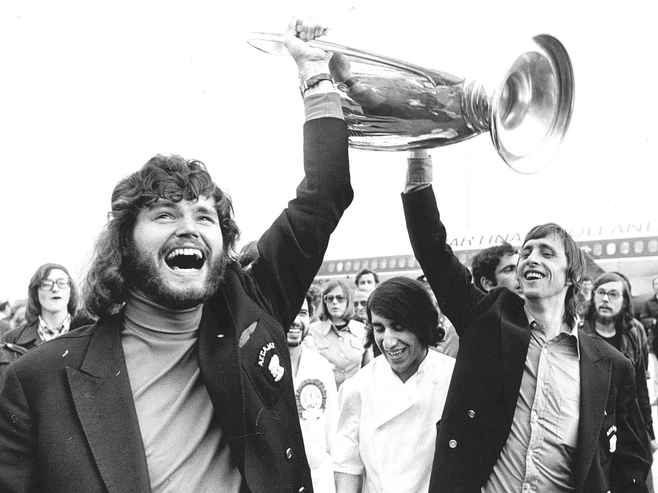Hulshoff (l) en Cruijff na het winnen van de Europacup in 1973.