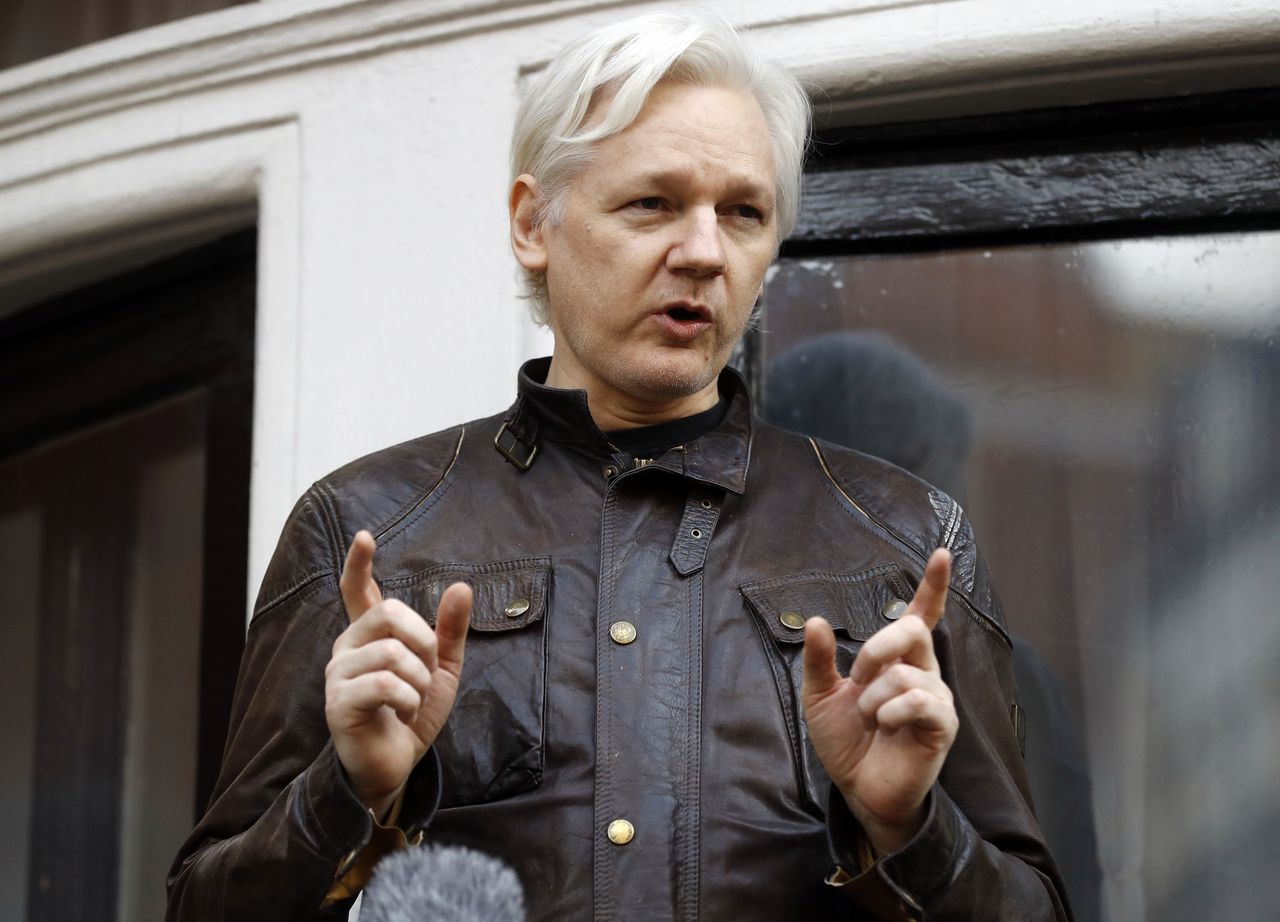 Julian Assange bekent schuld in ruil voor vrijlating, heeft Verenigd Koninkrijk verlaten 