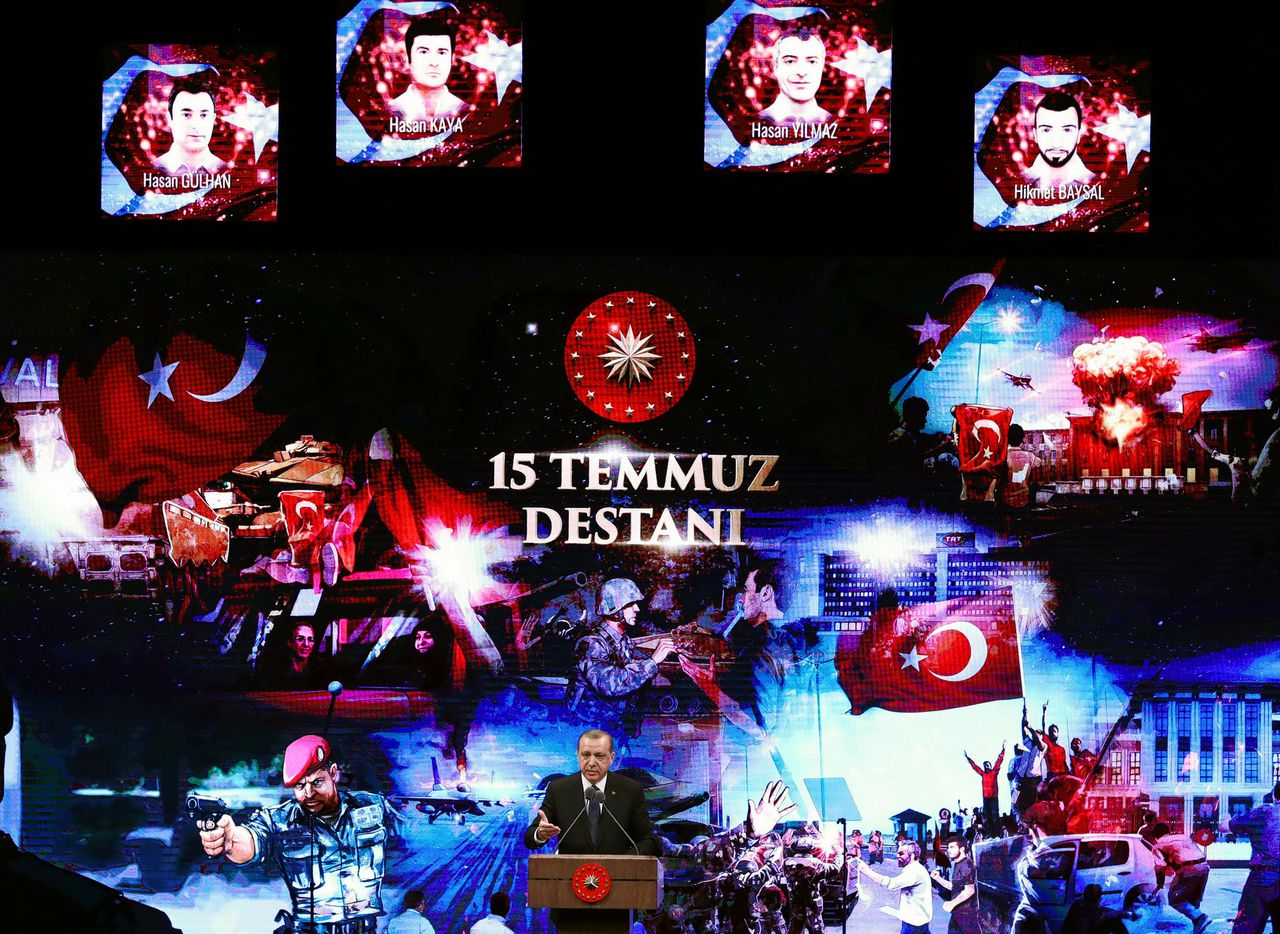 President Erdogan spreekt op 13 juli 2017 in Ankara tijdens een ceremonie waarop stil wordt gestaan bij de mislukte coup.