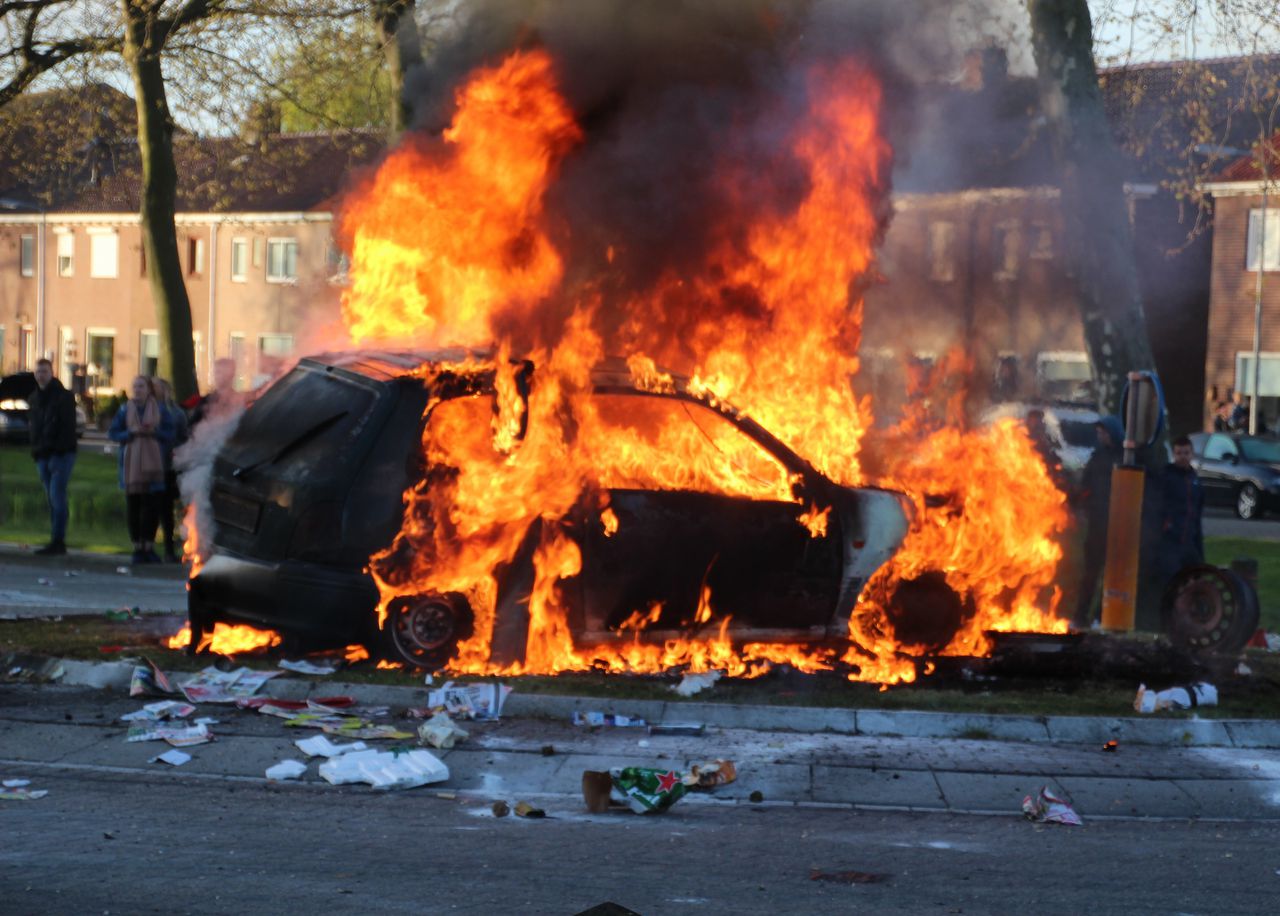 Verschillende auto's gingen in brand tijdens een onrustig verlopen Koningsnacht in Urk.