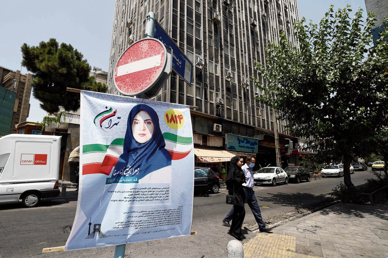 Een verkiezingsbanier in Teheran voor een gemeenteraadskandidaat.