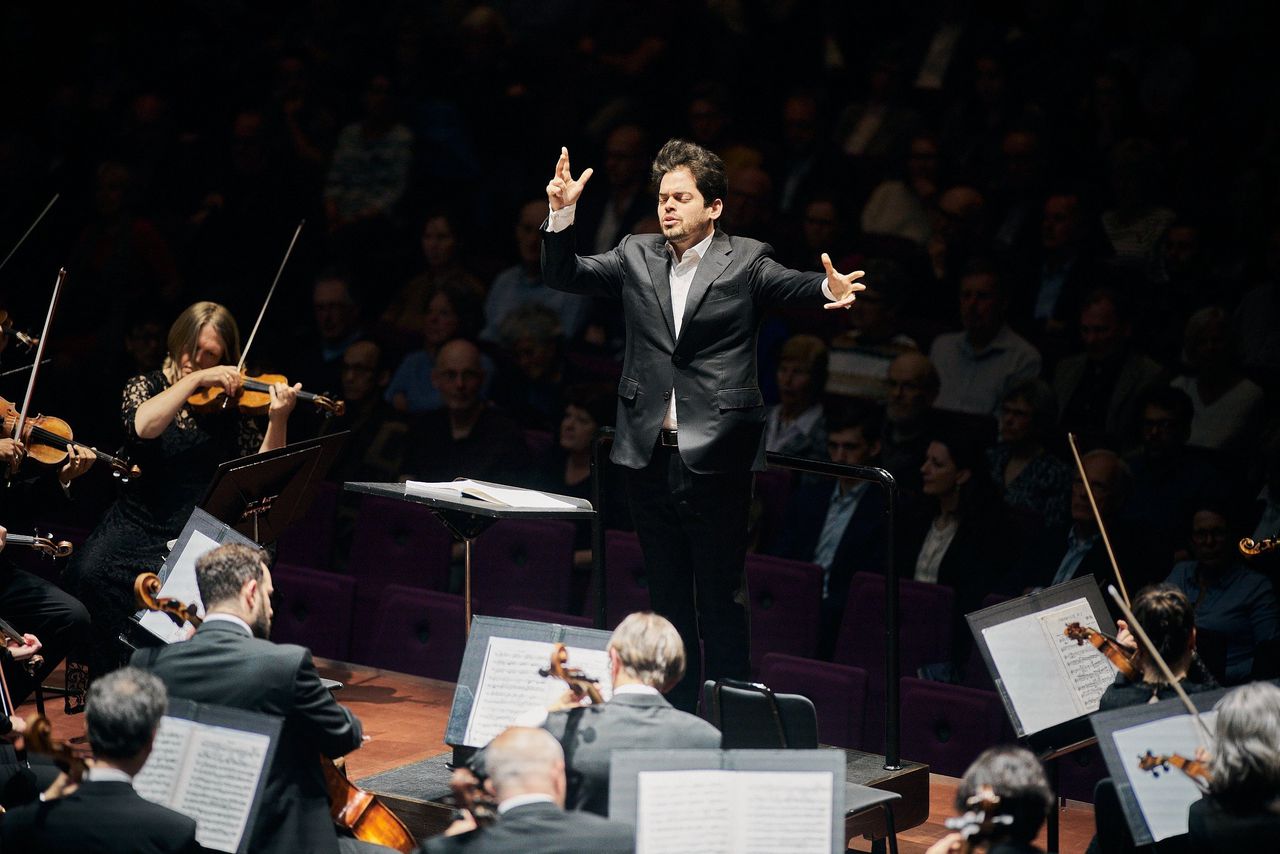 Rotterdams Philharmonisch herdenkt het bombardement op Rotterdam met een hyperdynamische Mahler 