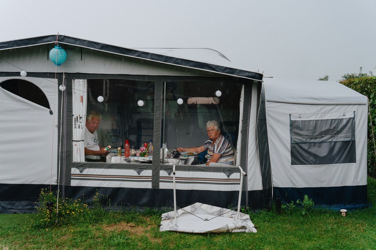 In beeld: storm treft kampeerders op Camping Janse in Zoutelande 