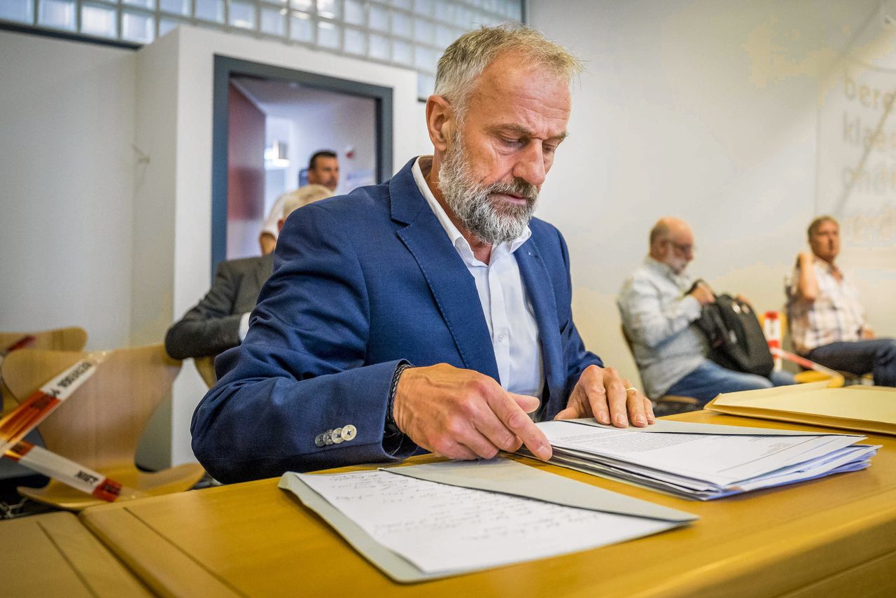 Oud-burgemeester Jos Heijmans (D66) in de rechtbank waar een kort geding diende tegen de gemeente Weert.