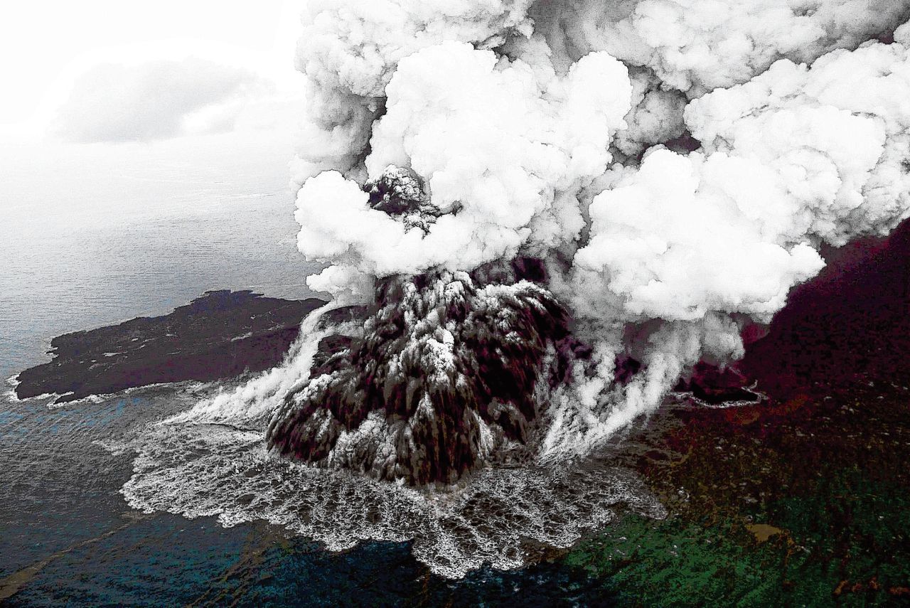 De Anak Krakatau op 23 december 2018: een dag na de ineenstorting van de zuidwestelijke flank gaat de uitbarsting van de vulkaan gewoon door.