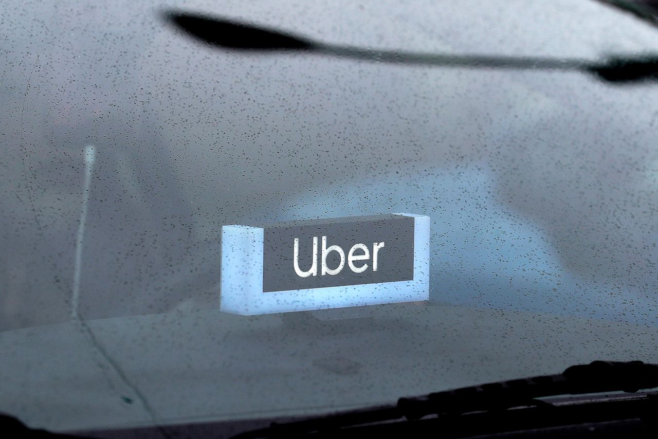 Samen met 25 chauffeurs overhandigde vakbond FNV deze dinsdag de dagvaarding aan Uber.