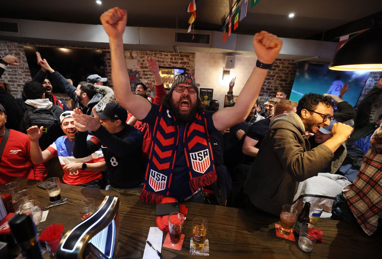 Het doelpunt van het Amerikaanse elftal tegen Wales op het WK wordt gevierd in een bar in New York. De foto is niet genomen in voetbalcafé Banter.