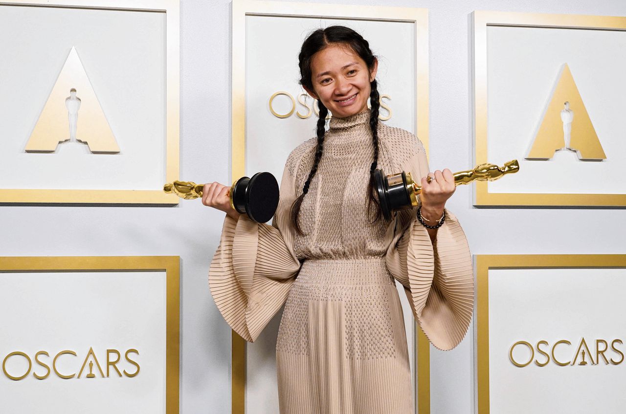 Regisseur Chloé Zhao met haar Oscars voor ‘Nomadland’. De film was de grote winnaar bij de uitreiking van de Amerikaanse filmprijzen dit jaar.