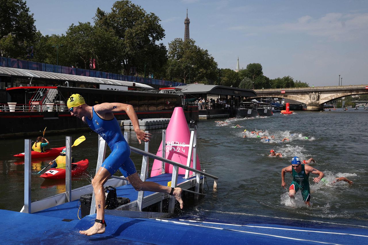 De sterke stroming maakte de olympische triatlon zwaar. ‘Ik heb meer water uit de Seine binnengekregen dan uit mijn eigen bidon’ 
