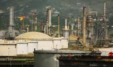 De Venezolaanse olieraffinaderij PDVSA, een staatsbedrijf, in Puerto La Cruz. 