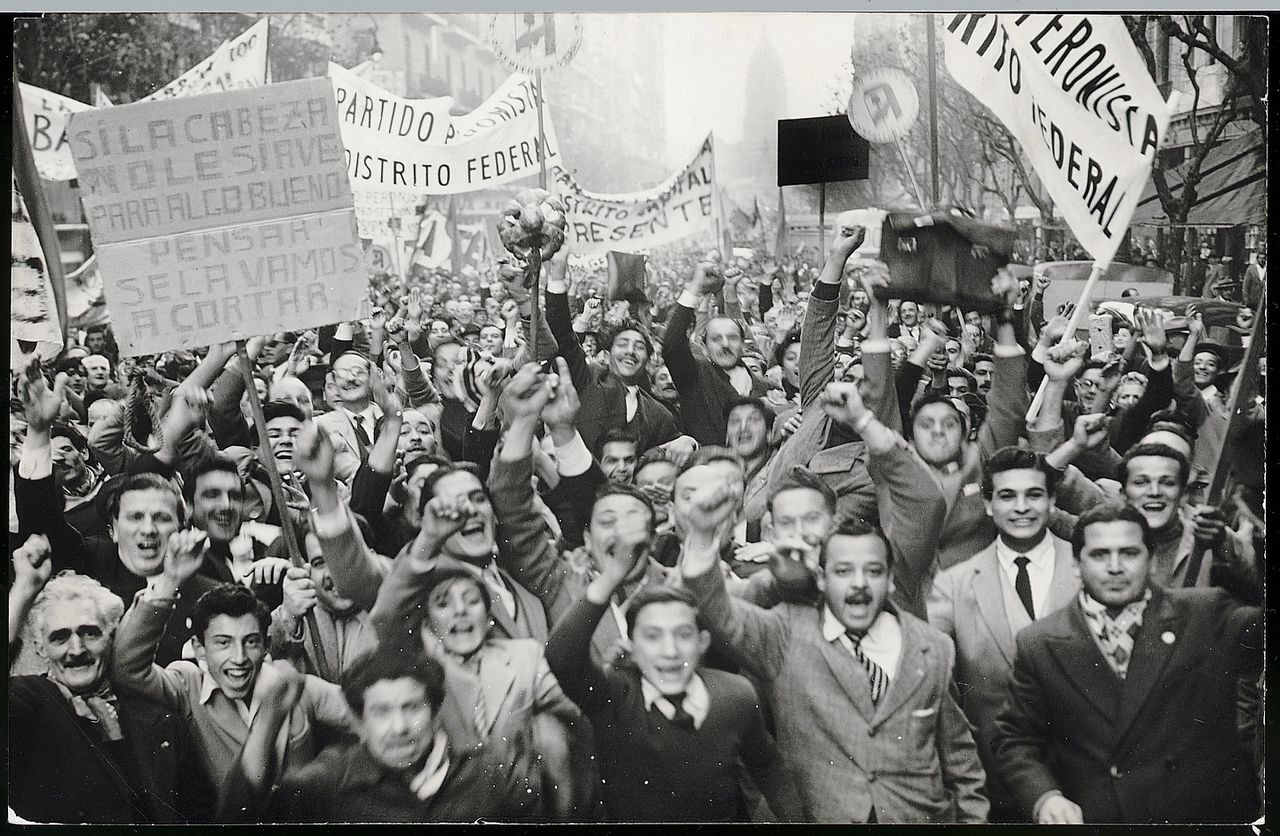 Demonstratie van aanhangers van Perón, rond 1950 in Buenos Aires, Argentinië.