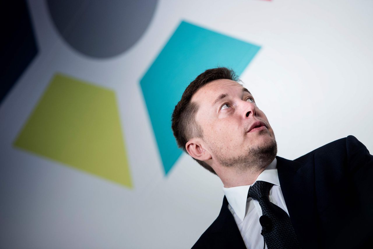 Elon Musk haalt Tesla en SpaceX van Facebook