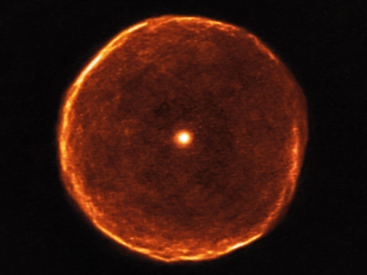 ALMA-opname van U Antliae – het heldere vlekje in het midden. De grote ‘zeepbel’ daaromheen bestaat uit gas en stof.