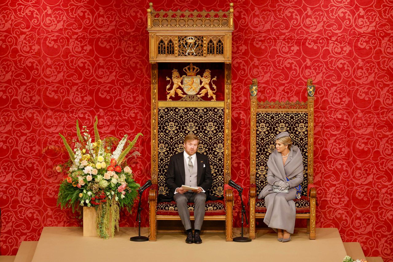 Koning Willem-Alexander leest op Prinsjesdag de Troonrede voor aan leden van de Eerste en Tweede Kamer in de Koninklijke Schouwburg. Naast hem koningin Maxima.