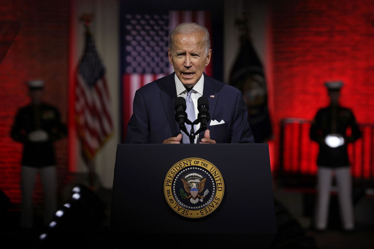 Met een scherpe aanval op zijn voorganger mengt president Biden zich in de tussentijdse verkiezingsstrijd 