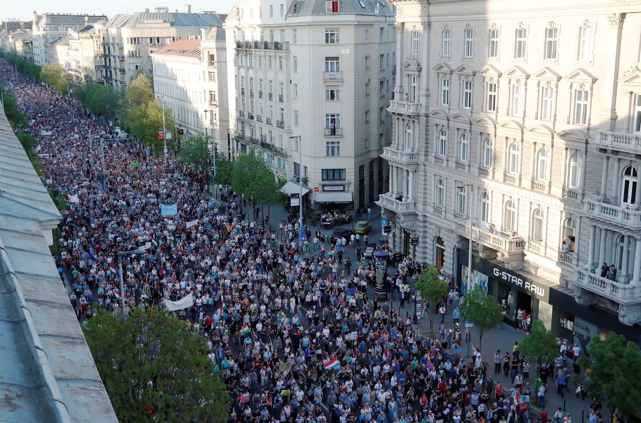 In Boedapest gingen zaterdag duizenden mensen de straat op om te demonstreren tegen de onlangs herkozen president Orbán.