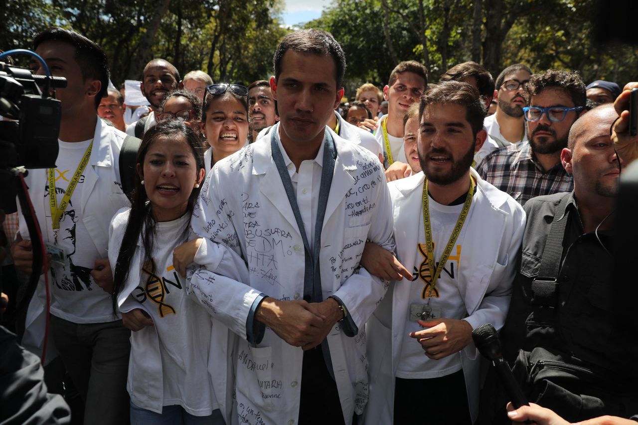 Juan Guaidó, voorzitter van het parlement, heeft zich vorige week uitgeroepen tot interim-president. Hij loopt mee in een demonstratie.