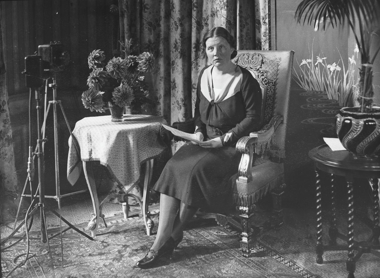 Kroonprinses Juliana op Paleis Het Loo in 1933 bij een radio-opname.
