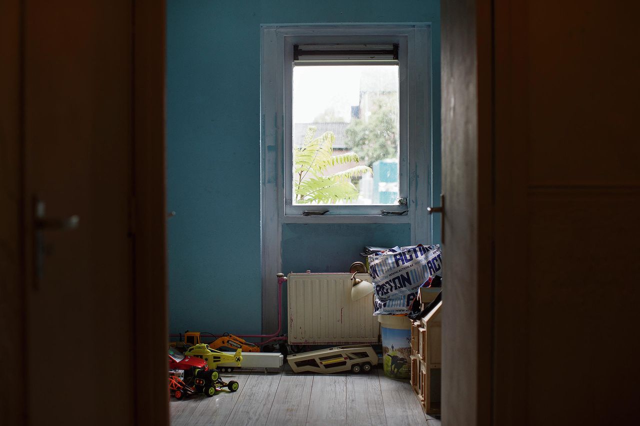 Schoongemaakt huis van Zoetermeers probleemgezin. Links de voormalige slaapkamer van oudste zoon Christiaan die in april overleed. Foto's Ilvy Njiokiktjien
