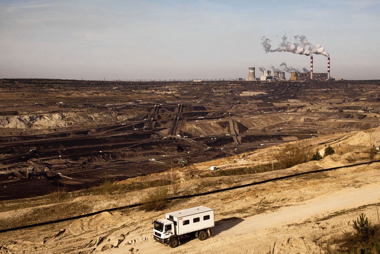 Fossiele brandstof in het algemeen en kolen in het bijzonder – zoals hier in Belchatow – worden als het aan boer Skibinski en priester Guzialek ligt vervangen door groene energie.