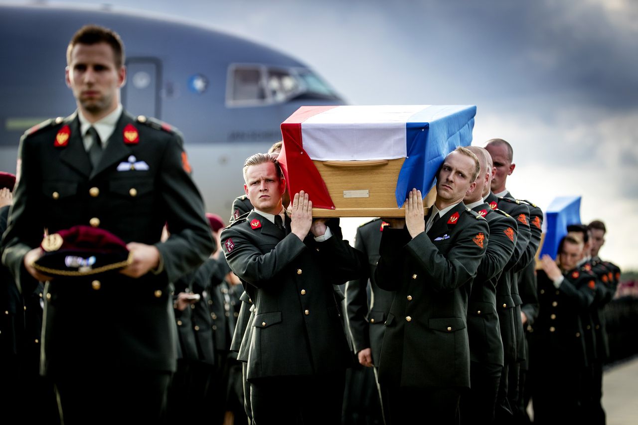 Militairen dragen de kisten met daarin de lichamen van de omgekomen 29-jarige sergeant der 1e klasse Henry Hoving en de 24-jarige korporaal Kevin Roggeveld op vliegbasis Eindhoven.