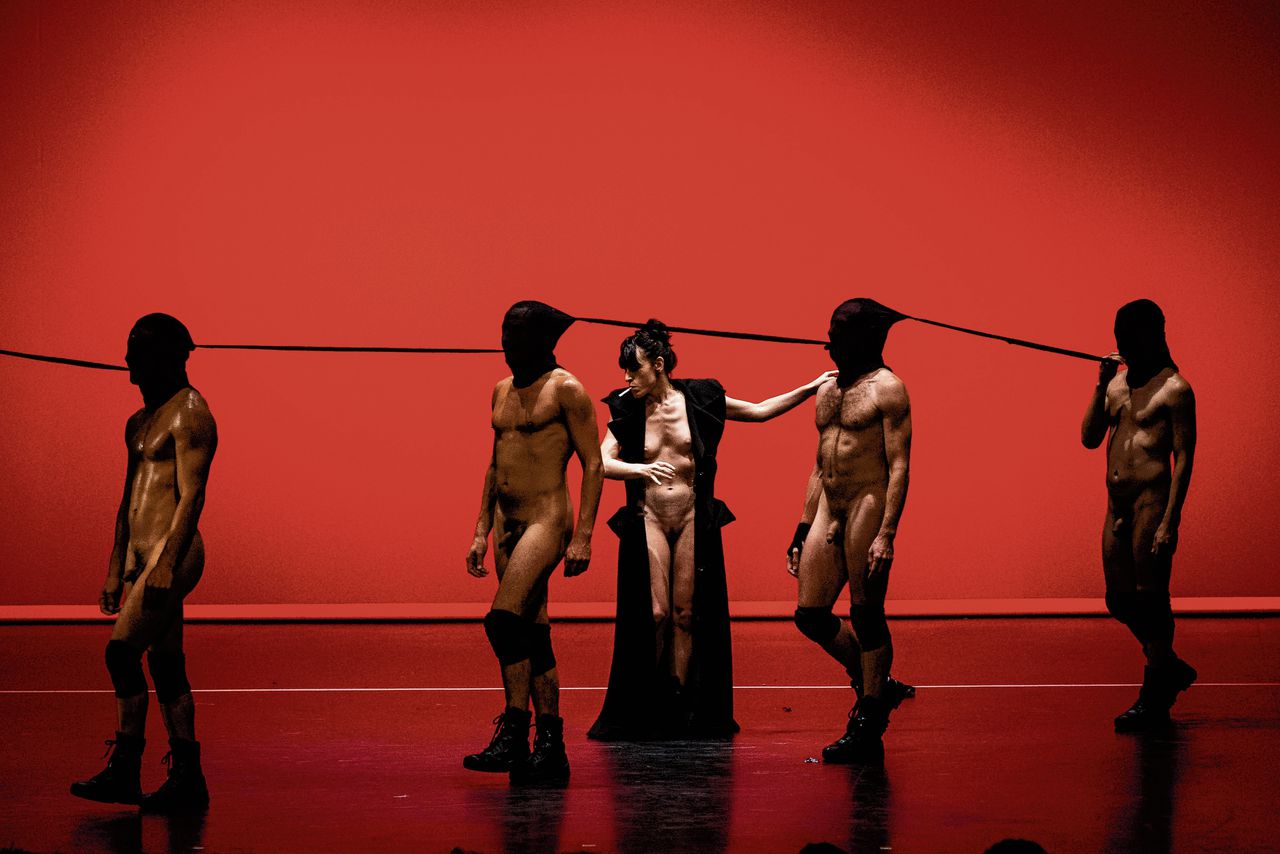 In de dansvoorstelling ‘Fuck Me’ regisseert en commandeert Marina Otero vijf mannen vanaf de zijlijn.